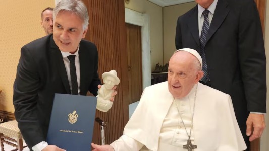 El gobernador Martín Llaryora despidió con dolor al Papa Fracisco: “Un faro de humildad”