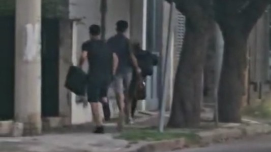 A plena luz del día: jóvenes robaron una casa en Córdoba y escaparon a pie
