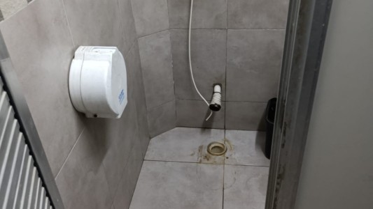 Insólito: un hombre robó un inodoro de una estación de servicio en Córdoba