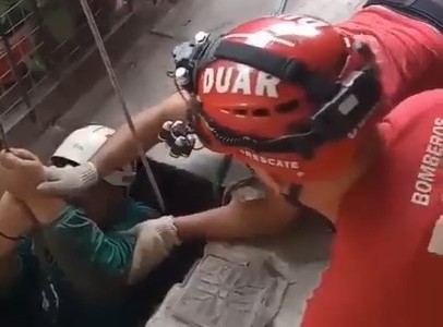 Video: un hombre cayó a un pozo de 8 metros y fue rescatado por el DUAR