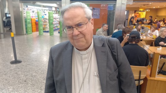 El arzobispo Ángel Rossi habló antes de partir a Roma y descartó la posibilidad de ser Papa