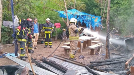 Incendio arrasó por completo una vivienda en Villa Ciudad Parque