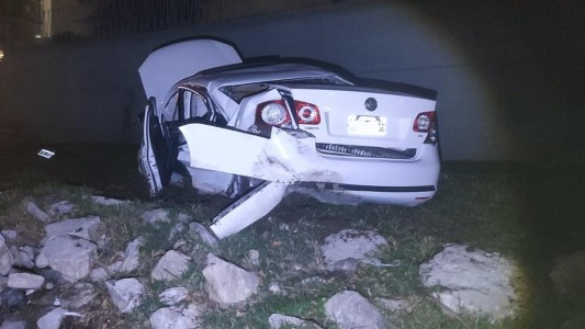 Llevaba un revólver en el interior de su vehículo y cayó al cauce del río Suquía: lo detuvieron