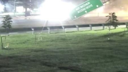 Brutal choque en General Paz: una camioneta chocó contra un cartel y lo derribó