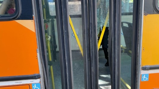 Intentó vender mercadería en un colectivo urbano, no la dejaron y destrozó la puerta trasera