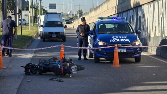Un motociclista aparentemente borracho atropelló y fracturó a un empleado en Córdoba