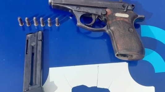 Violento enfrentamiento en Córdoba: un hombre baleó a otro y se escondió en un tanque de agua