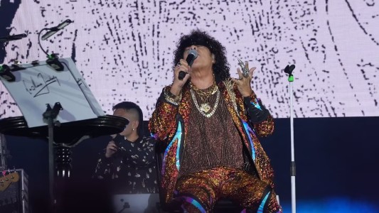 Con bota y sentado, La Mona Jiménez cantó a puro tunga tunga en el Kempes: qué le pasó