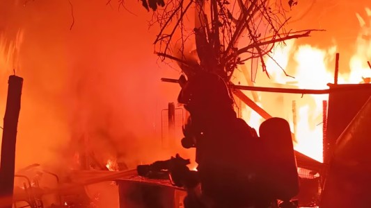 Video: bomberos sofocaron un incendio de una vivienda en barrio Las Tablitas