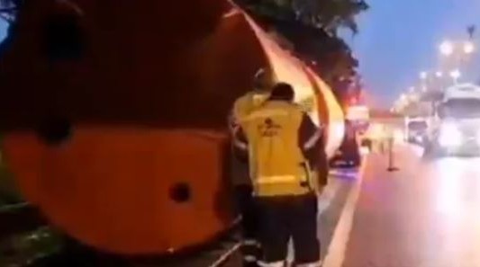 Un camión volcó tres tanques de agua en General Paz