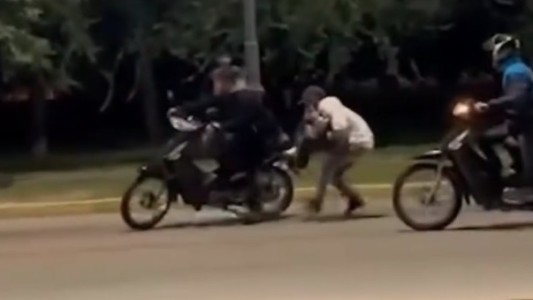 Video: se descuidó un minuto y le robaron su motocicleta en Córdoba
