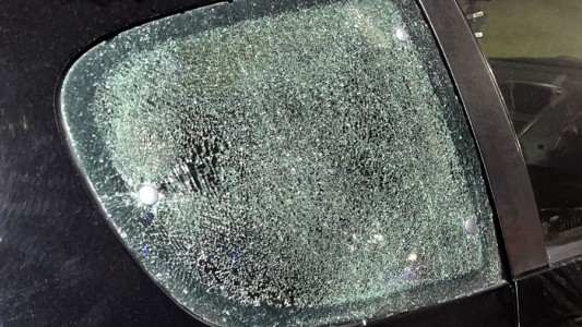 Menores arrojaron piedras a vehículos en Córdoba e hirieron a un conductor: hay un detenido