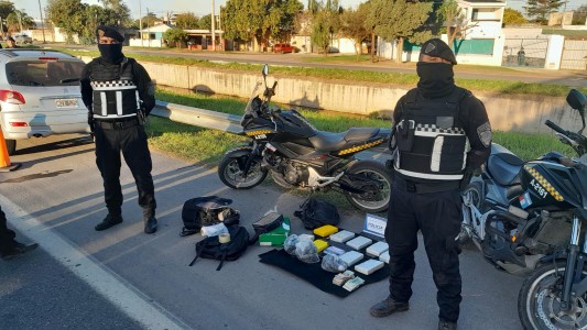 Secuestraron cocaína y dólares durante un control rutinario en Circunvalación: dos detenidos