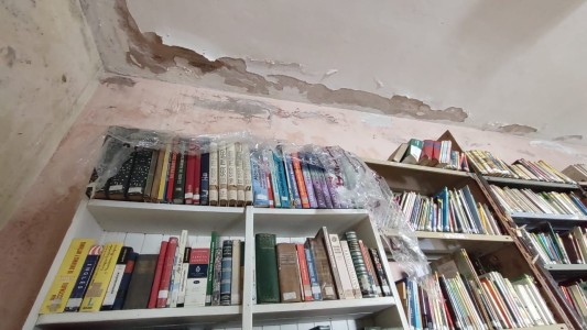 La biblioteca Atahualpa, en crisis: sus techos están en ruinas y la lluvia destruyó parte de sus 25 mil libros