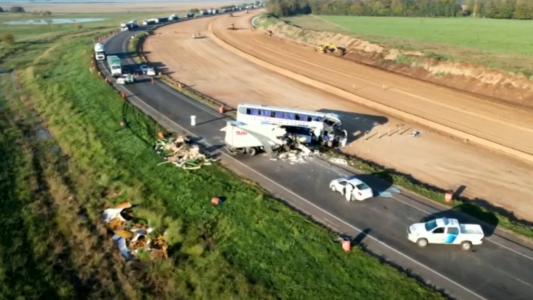 Choque frontal entre un micro y un camión en Ruta 3: hay al menos cuatro muertos