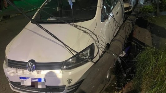 Un trolebús chocó un poste de luz y provocó daños a dos vehículos