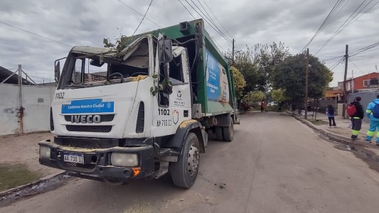 Barrio General Mosconi: un camión de basura perdió el control y chocó contra una casa