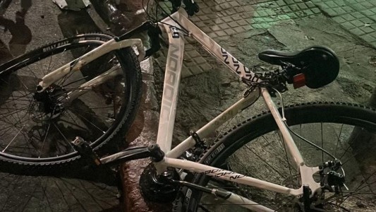 Dos adolescentes robaron una bicicleta y chocaron contra un colectivo en Córdoba