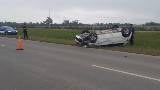 Accidente en Ruta 5: un auto volcó tras chocar con una máquina agrícola