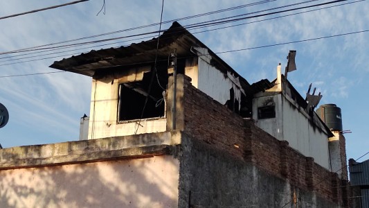 Video: se prendió fuego una casa prefabricada en Villa Azalais