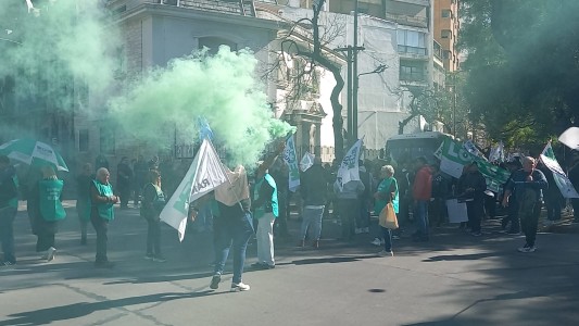 Continúan las protestas gremiales en Córdoba, con un “abrazo solidario” frente a la Municipalidad