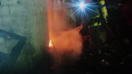 Segundo incendio en menos de 24 horas en Córdoba: un hombre terminó intoxicado