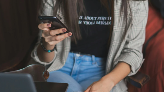 Ordenan bloquear un sitio web que genera imágenes íntimas falsas con Inteligencia Artificial