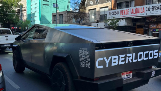 Córdoba recibe a los "Cyberlocos" en su misión de récord mundial con Tesla Cybertruck