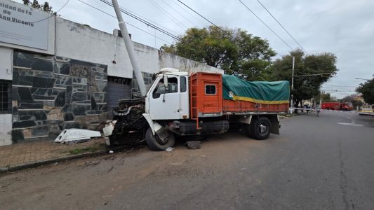 San Vicente: un camión sin frenos cruzó en rojo y chocó contra un poste para evitar una tragedia