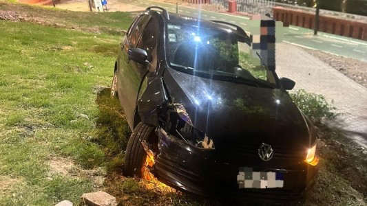 Un joven chocó contra un árbol y un poste y casi termina en el río Suquía