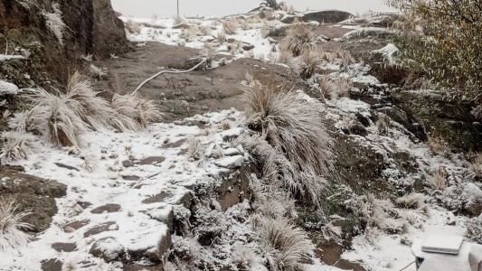 El invierno llegó con todo: Córdoba registró la primera nevada del año en Traslasierra