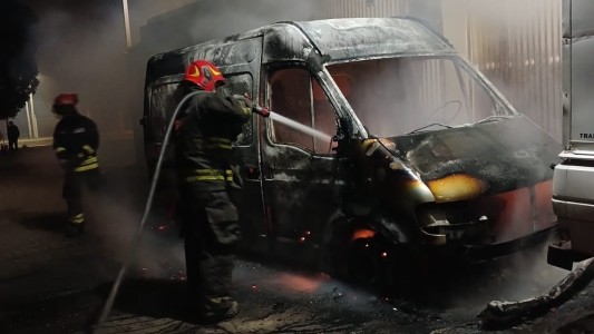 Villa Gran Parque: bomberos combatieron el incendio de un utilitario en la puerta de un depósito