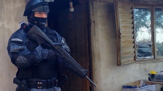 Río Cuarto: la Policía allanó la casa de un detenido e incautó varias dosis de marihuana