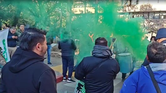 En medio de las protestas, municipales ingresaron al Palacio 6 de Julio con bombos y banderas