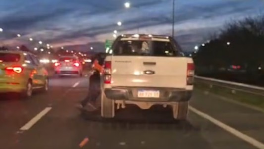 Video: arrastró a un policía de la Caminera para evitar el control de alcoholemia