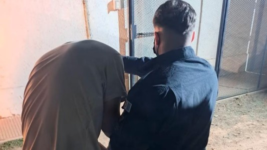 Intentó escapar de la FPA, entró a una casa y fue detenido con drogas