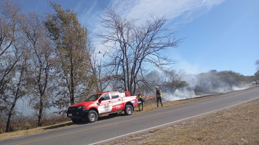 Bomberos combatieron un incendio sobre la Autopista Córdoba – Villa Carlos Paz