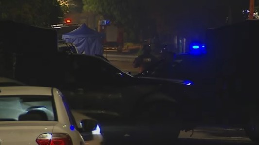 Un policía mató a la novia de su exmujer y se atrincheró en un gimnasio de Moreno