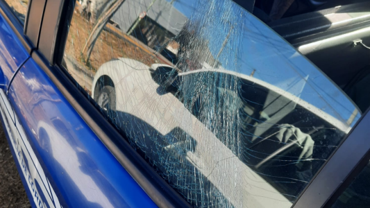 Una mujer fue arrestada en un banco tras intentar agredir a un Policía