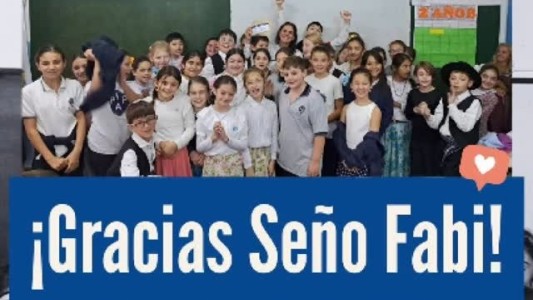 Emocionante: alumnos cordobeses le regalaron a su maestra el pasaje para el viaje de egresados