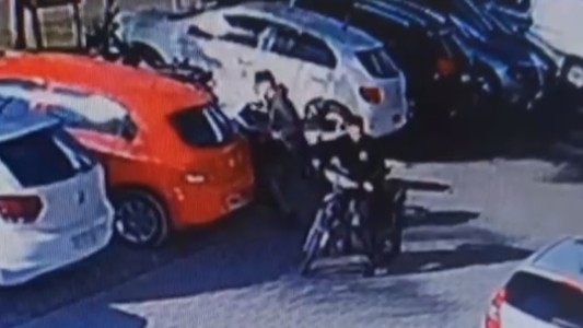 En segundos, le robaron la moto que compró este año: tiene 22 años y la usaba para trabajar