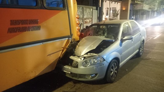 Un vehículo impactó contra un colectivo y la conductora sufrió heridas leves