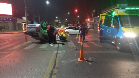 Siniestro vial en Córdoba: un auto terminó volcado tras colisionar contra otro