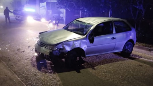Un conductor de 23 años chocó contra otro coche y su vehículo terminó dado vuelta: dos heridos