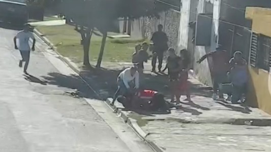 Enfrentamiento entre policías y vecinos en barrio Müller: piedras, gritos y detenciones