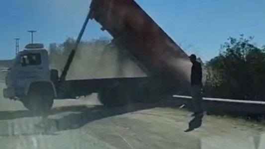 Indignante: captaron a un camión tirando escombros en un área protegida de Carlos Paz