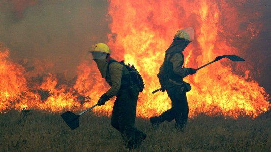 Alerta por fuertes vientos y riesgo extremo de incendios en Córdoba