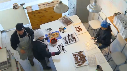 Conocemos la fábrica 8late: chocolate inclusivo y con mucho amor