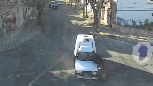 Video: un motociclista resultó herido tras chocar contra un utilitario