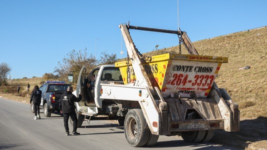 Multan a un camionero y a empresa de contenedores por tirar basura en avenida La Semillería